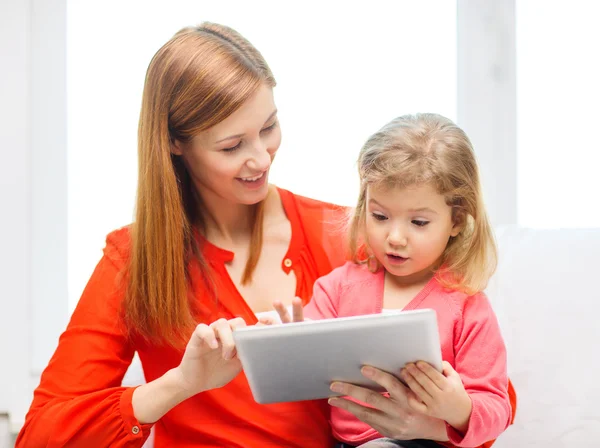 Felice madre e figlia con computer tablet pc — Foto Stock