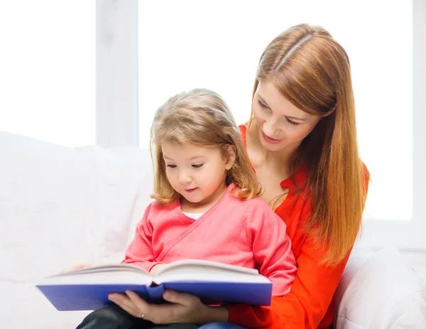 Lycklig mor och dotter med bok — Stockfoto