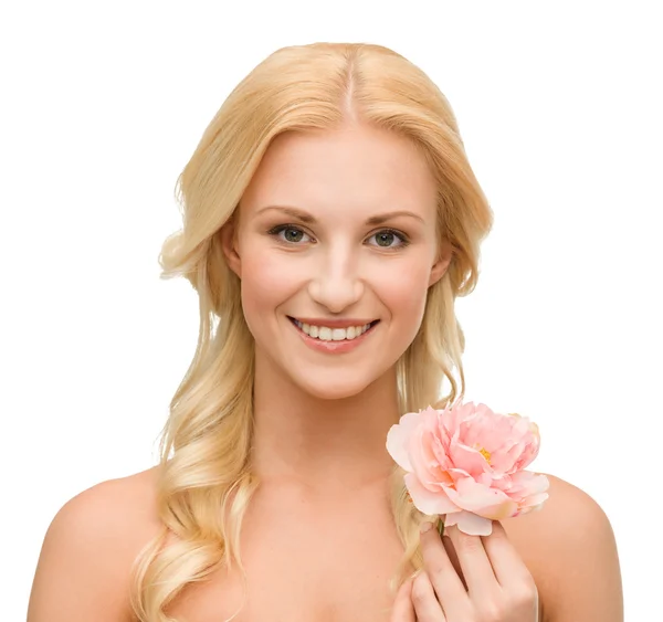 Mulher sorridente com flor de peônia — Fotografia de Stock