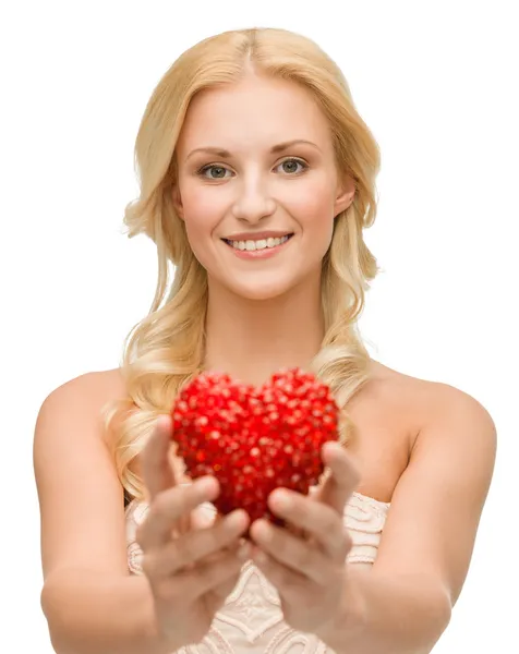 Sorrindo mulher dando pequeno coração vermelho — Fotografia de Stock