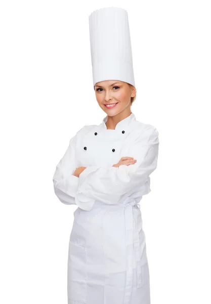 Femme chef souriante aux bras croisés — Photo