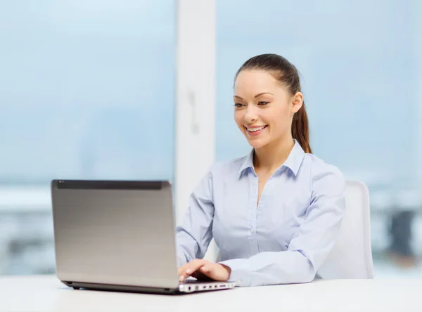 Femme d'affaires avec ordinateur portable au bureau — Photo