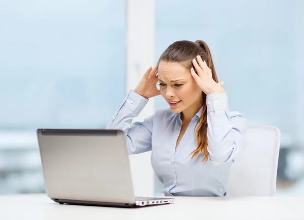 Benadrukt vrouw met laptop — Stockfoto