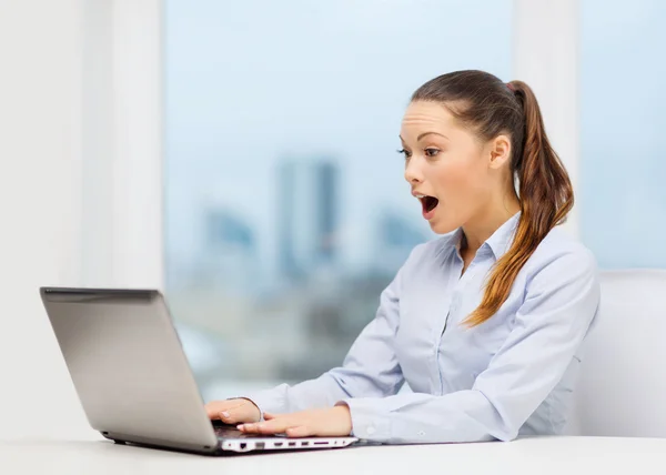 Verrast zakenvrouw met laptop — Stockfoto