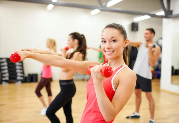 Bir grup insan dumbell ile çalışma dışarı — Stok fotoğraf