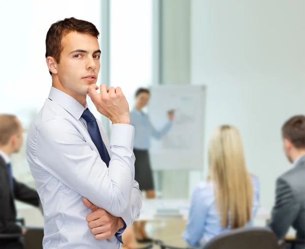 Nachdenklicher junger Geschäftsmann im Büro — Stockfoto