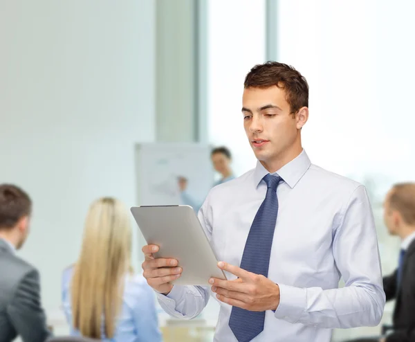 Buisnessman avec tablette PC au bureau — Photo