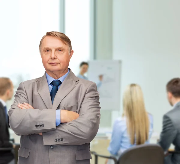 Серйозний бізнесмен або вчитель у костюмі в офісі — стокове фото