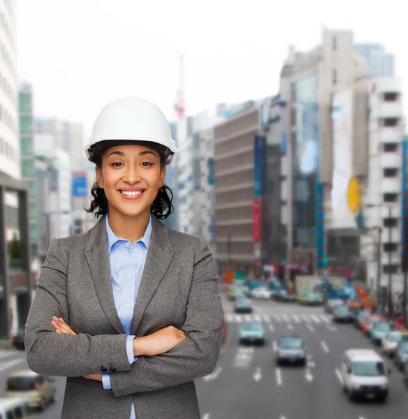 Podnikatelka v bílou helmu s překřížením rukou — Stock fotografie