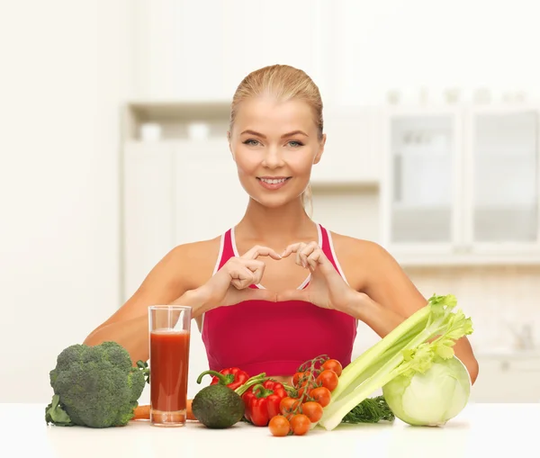 Mulher sorridente com alimentos orgânicos — Fotografia de Stock