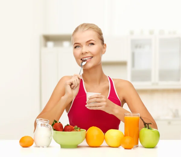 Jonge vrouw eten gezond ontbijt — Stockfoto