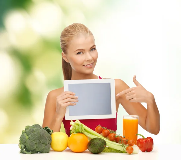 Mulher com frutas, legumes e tablet pc — Fotografia de Stock