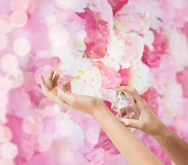 Mulheres mãos pulverização perfume — Fotografia de Stock