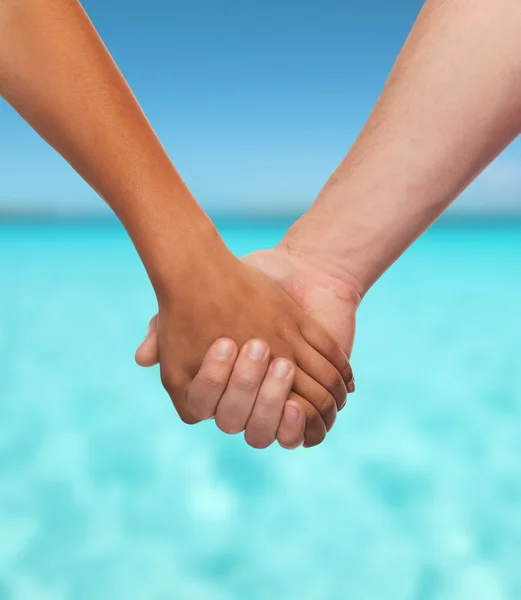 Mujer y hombre tomados de la mano — Foto de Stock