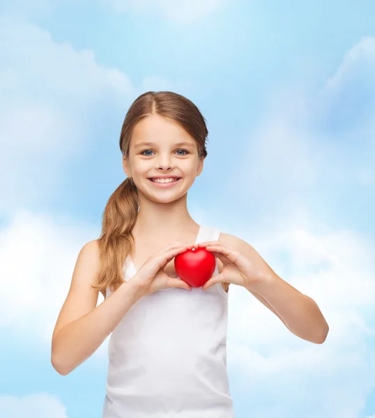 Chica en blanco camisa blanca con pequeño corazón rojo — Foto de Stock