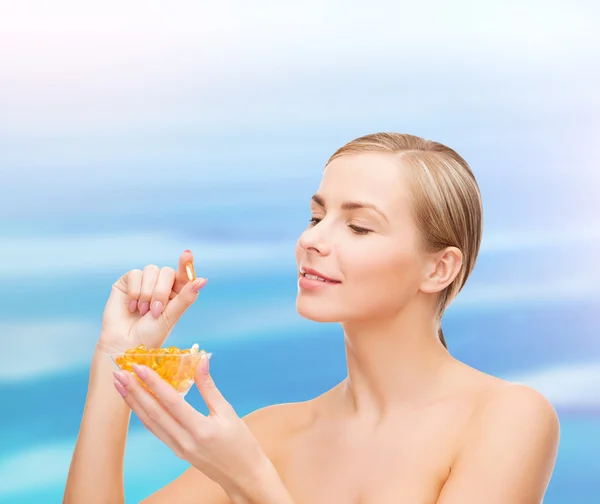 Bella donna con omega 3 vitamine — Foto Stock