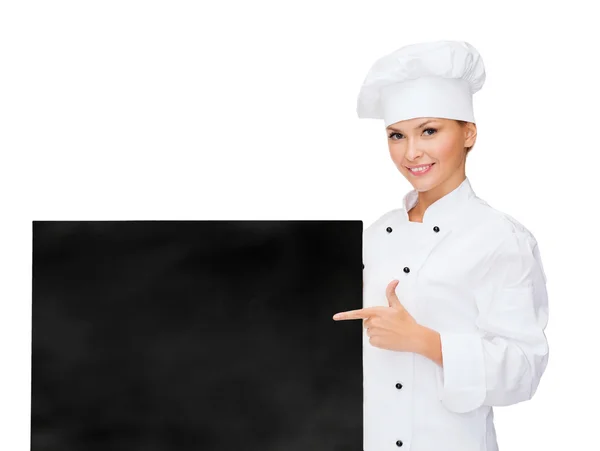 Lachende vrouwelijke chef-kok met wit leeg bord — Stockfoto