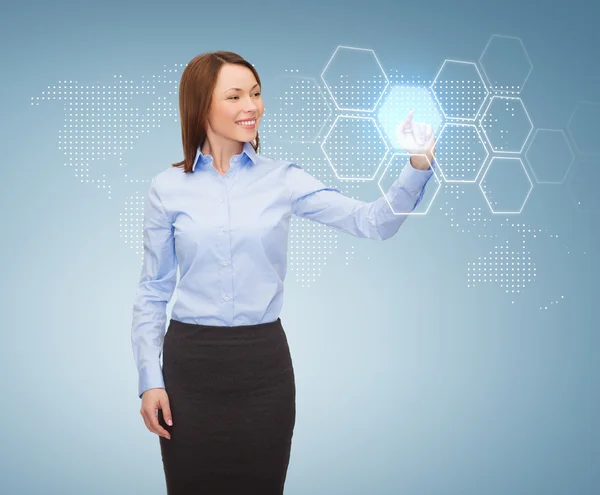 Uśmiechnięte businesswoman pracy z wirtualnym ekranie — Zdjęcie stockowe