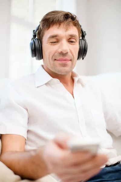 戴耳机听音乐的男人 — 图库照片