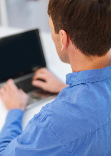 Close up de homem com computador portátil — Fotografia de Stock