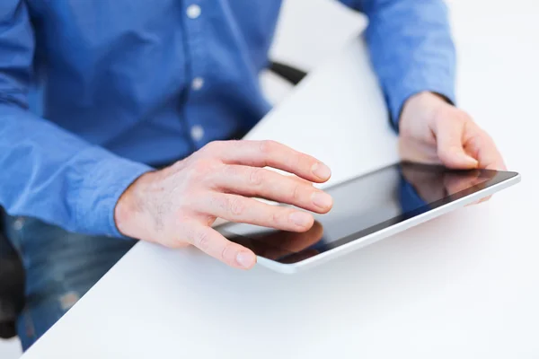 Close-up de mãos masculinas trabalhando com tablet pc — Fotografia de Stock