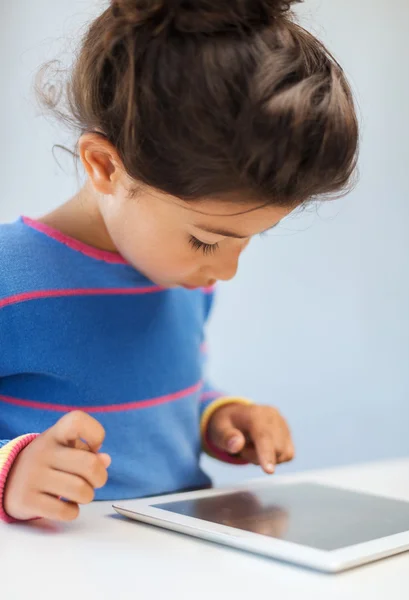 Kleines Mädchen mit Tablet-PC — Stockfoto