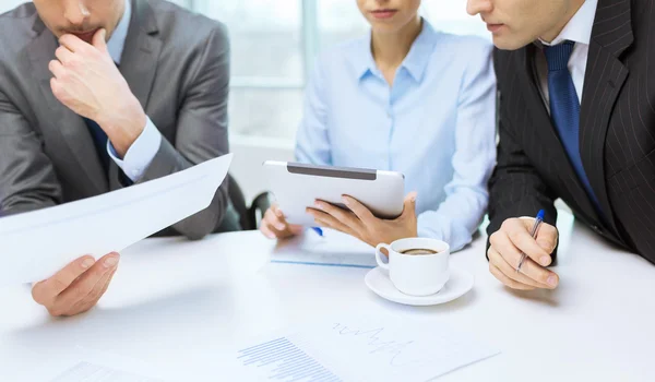 Business team with graph, tablet pc and coffee — Stock Photo, Image