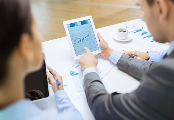 Verksamhet team med graf på tablet pc-skärmen — Stockfoto