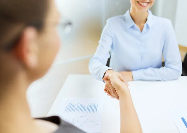 Due donne d'affari sorridenti che stringono la mano in ufficio — Foto Stock