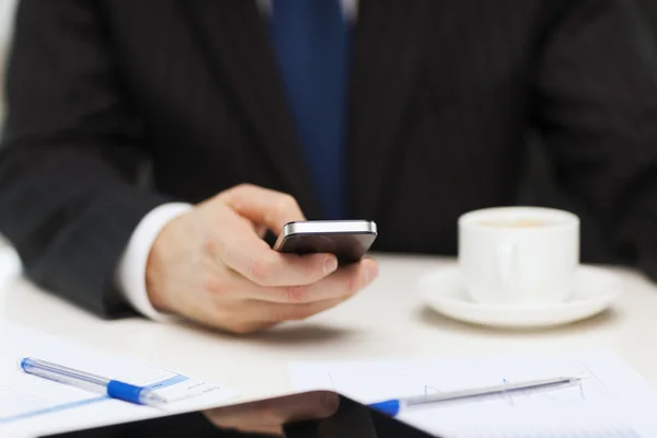 Affärsman med smartphone läsa nyheter — Stockfoto