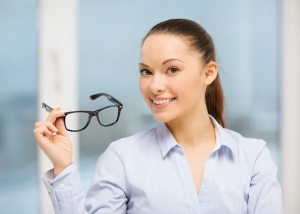 Mujer de negocios riendo con gafas — Foto de Stock