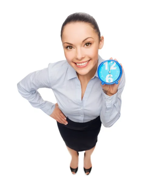 Empresária sorridente com relógio azul — Fotografia de Stock