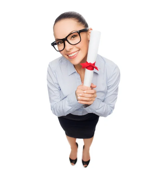 Femme d'affaires souriante en lunettes avec diplôme — Photo