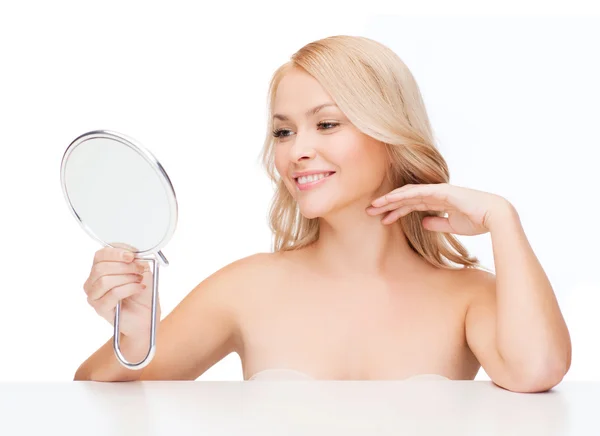 Mujer sonriente mirando al espejo —  Fotos de Stock