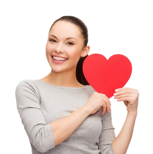 Sonriendo mujer asiática con corazón rojo — Foto de Stock