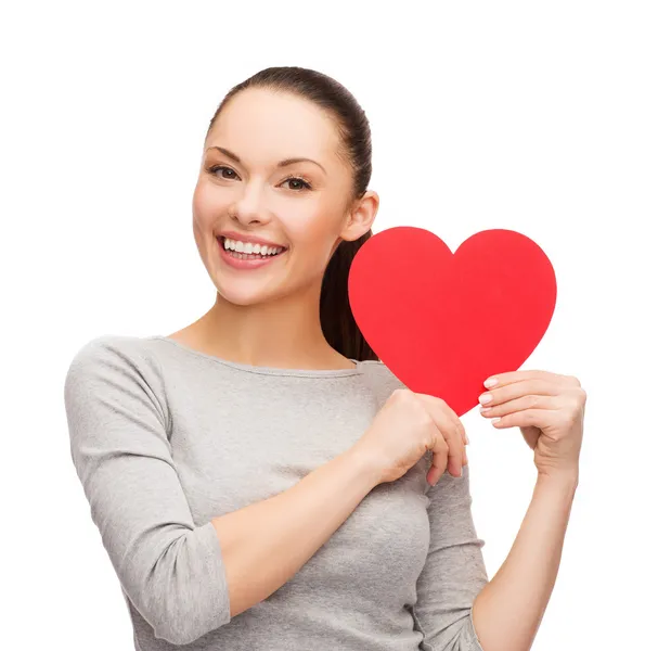 Sorridente donna asiatica con il cuore rosso Foto Stock