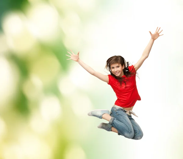 Улыбающаяся девушка прыгает — стоковое фото