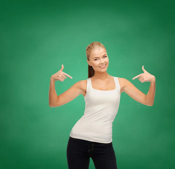 Kvinna i blank vit t-shirt pekar på sig själv — Stockfoto