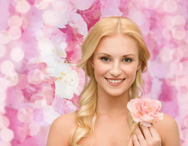 Mujer sonriente con flor de peonía —  Fotos de Stock