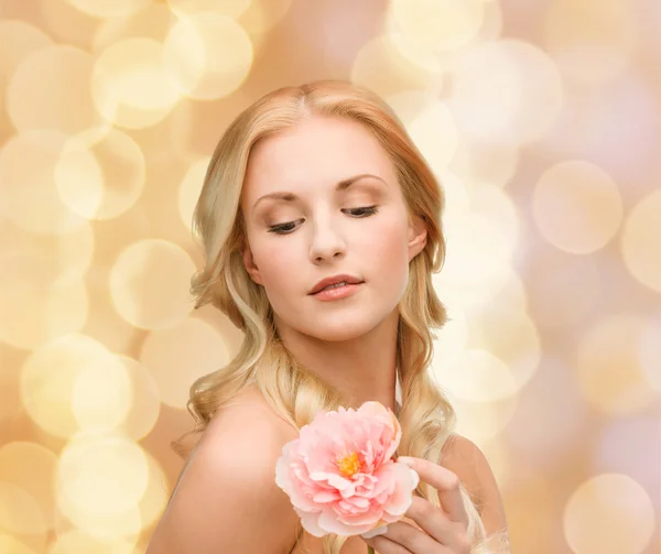 Härlig kvinna med pion blomma — Stockfoto
