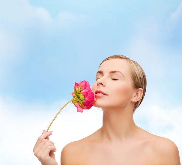 Mujer encantadora con flor de peonie —  Fotos de Stock