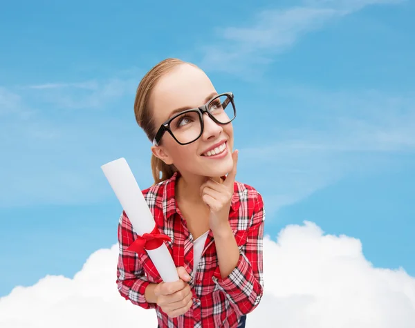 Donna sorridente in occhiali neri con diploma — Foto Stock