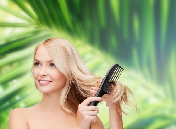 Mujer sonriente con cepillo de pelo — Foto de Stock