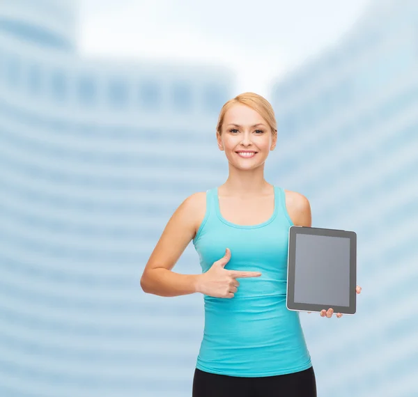 Sportliche Frau mit leerem Bildschirm am Tablet-PC — Stockfoto