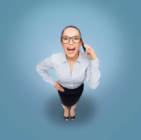 Gelukkig zakenvrouw in bril met smartphone — Stockfoto