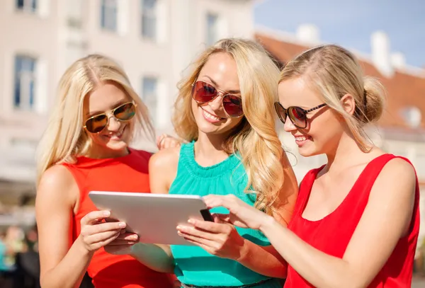 Meninas bonitas toursits olhando para tablet pc — Fotografia de Stock