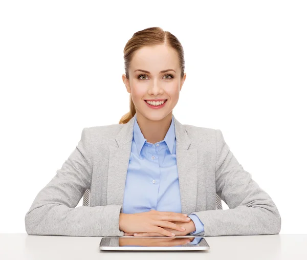 Mujer de negocios sonriente con tableta pc —  Fotos de Stock