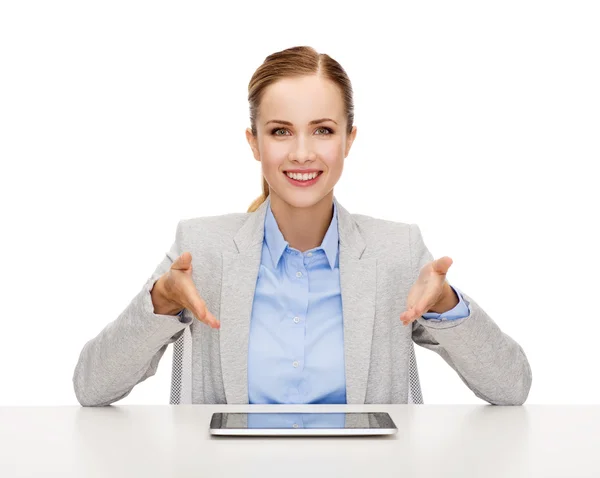 Mujer de negocios sonriente con tableta pc —  Fotos de Stock