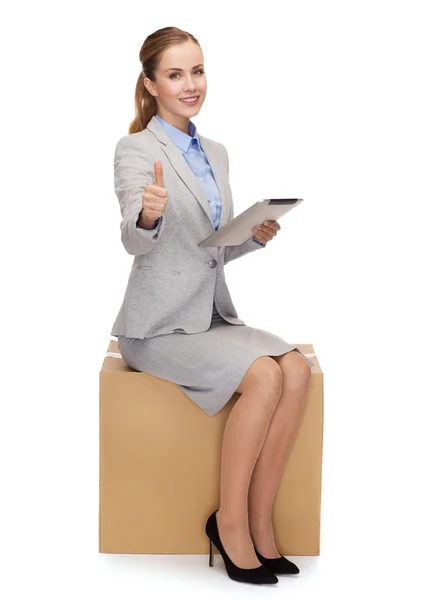 태블릿 pc와 골 판지 상자에 앉아 여자 — 스톡 사진