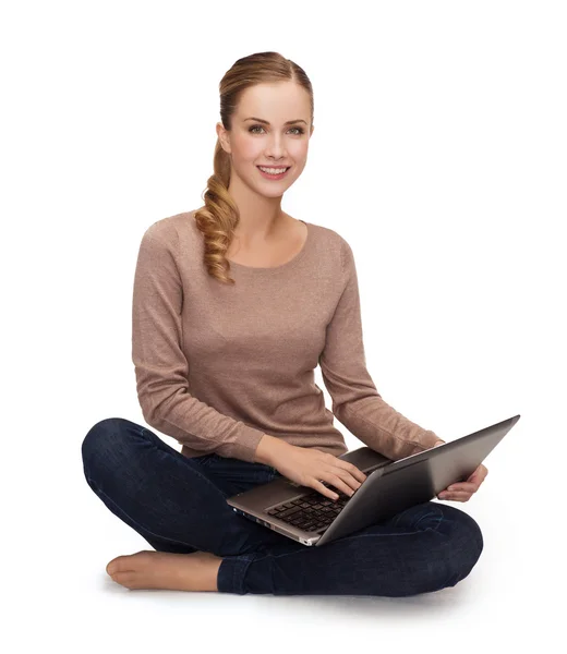 노트북을 들고 바닥에 앉아 있는 젊은 여자 — 스톡 사진